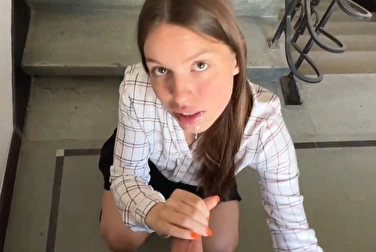 Я парню не изменяю, но иногда у его друзей в подъезде отсасываю